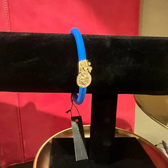 MARC BY MARC JACOBS NWT Silicone Electric Blue Charm Bangle 7 1/4" - Picture 3 of 3